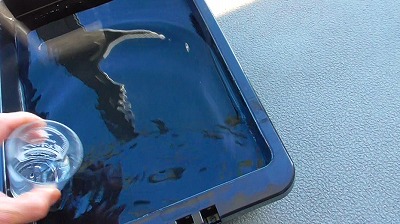 容器の水をガラスコップに汲むイメージ2