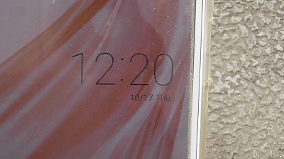 12時20分を表示したスマホ