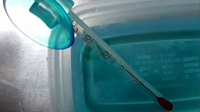 水温9℃を表示した水温計イメージ