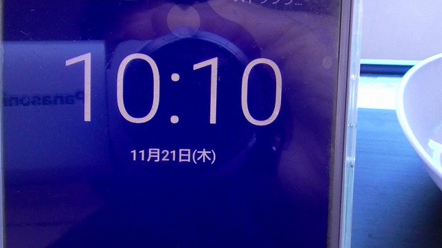 11月2日・10時10分を表示したスマホ