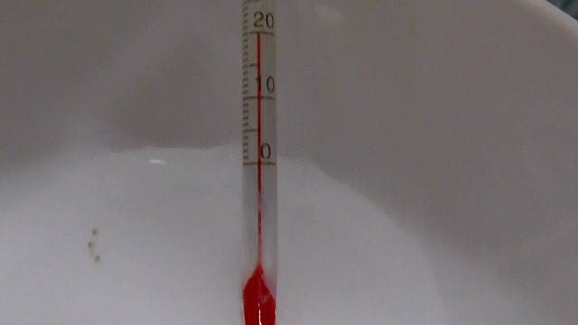 水温計が20℃を表示