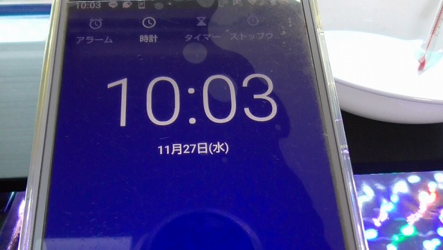 スマホが11月27日・10時3分を表示