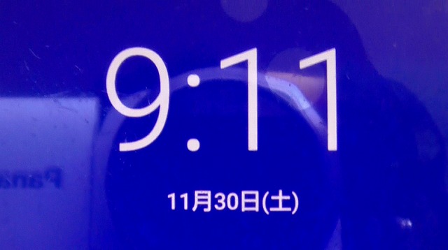 スマホが11月30日・9時11分を表示