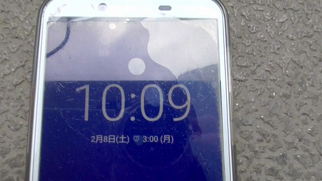 スマホが2月8日を表示