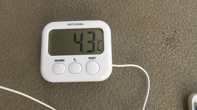 水温計が4.3℃を表示