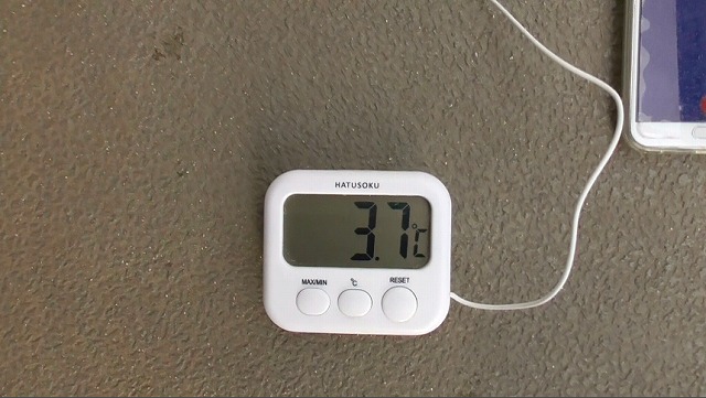 水温計が3.7℃を表示