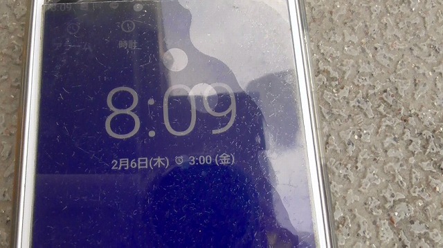スマホが2月6日・8時09分を表示したイメージ