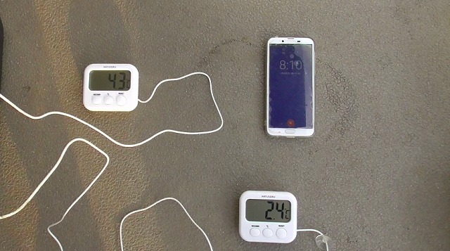 2つの水温計が4.3℃と2.4℃を表示