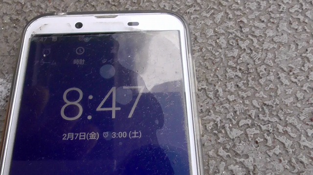 スマホが2月7日・8時47分を表示したイメージ