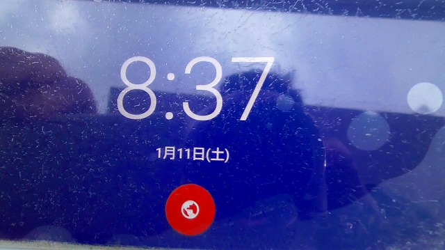 スマホが1月11日・8時37分を表示