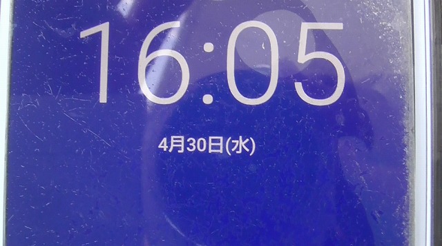 スマホが4月30日を表示