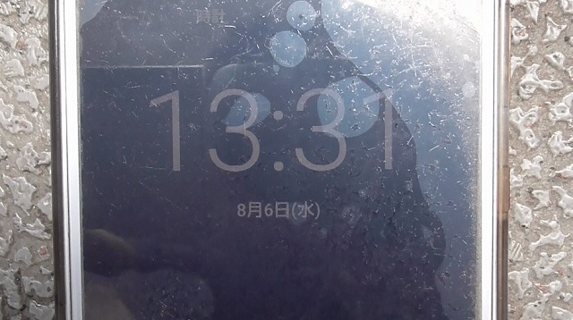 スマホが8月6日を表示