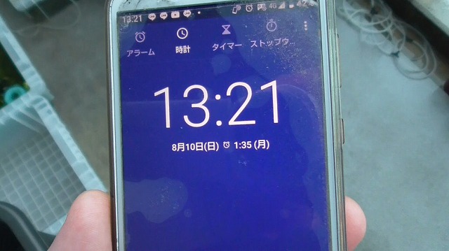 スマホが8月10日13時21分を表示した様子