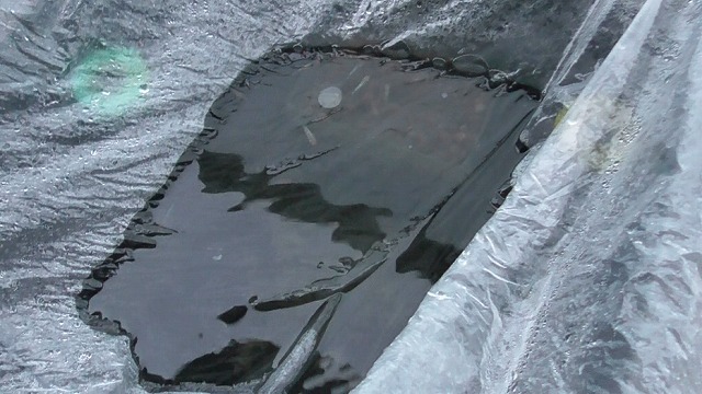 ポリ袋の上に大量に溜まった雨水