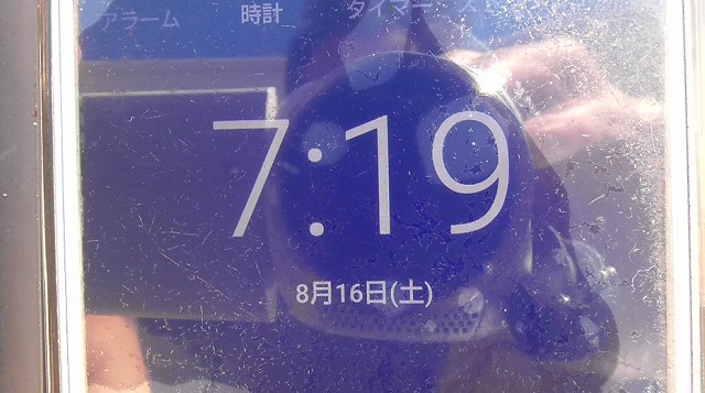 スマホが8月16日の7時19分を表示