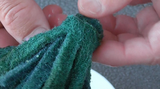 浮き輪からスポンジマット（産卵床）を取り外した様子