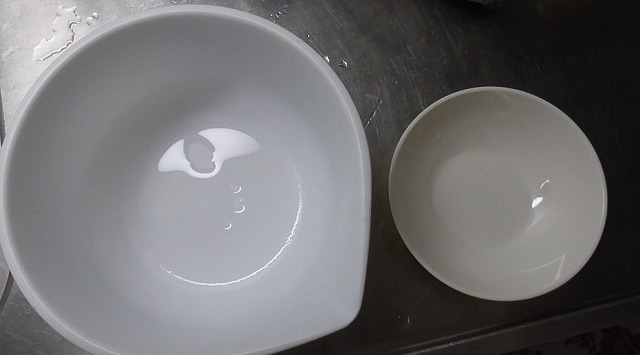 水道水を汲み置く容器と小皿