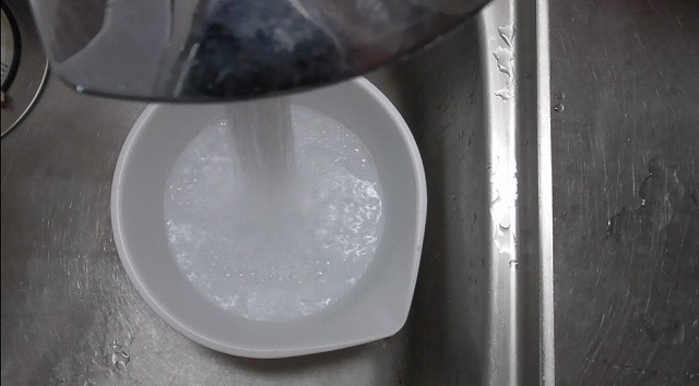 容器に水道水を汲む様子