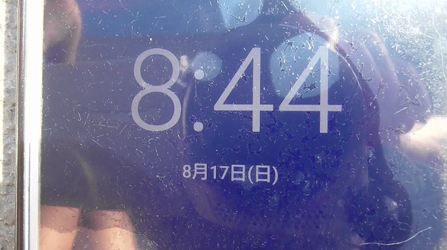 スマホが8月17日の8時44分を表示