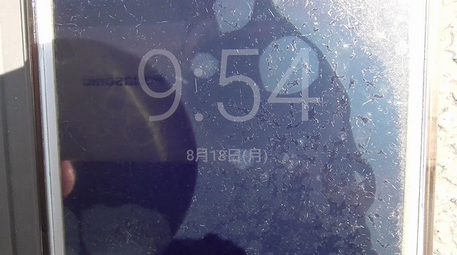 スマホが8月18日の9時54分を表示