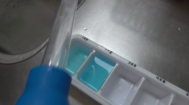 卵を入れた製氷皿と30mlスポイト