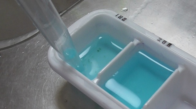 スポイトで吸い取った卵を製氷皿に戻すイメージ