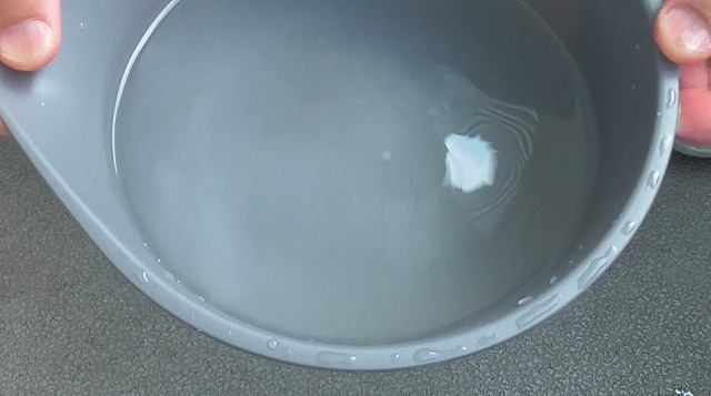 コーヒーペーパーをジャブジャブした後の容器の中の水