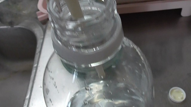 豆乳をペットボトルに注ぐ様子
