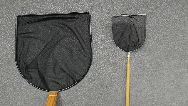 大小2種のタモ網を並べた様子