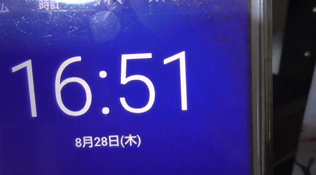 スマホが8月28日を表示