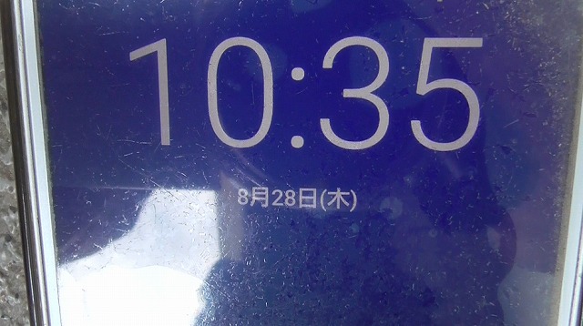 スマホが8月28日を表示