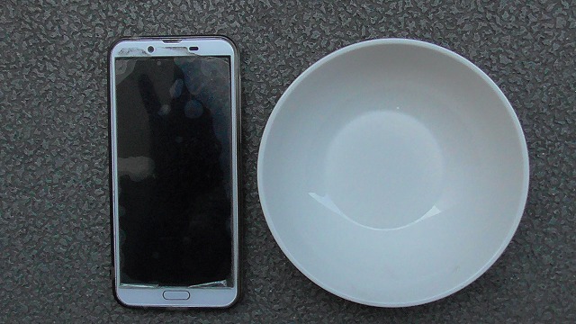 スマホの横に置いた小皿